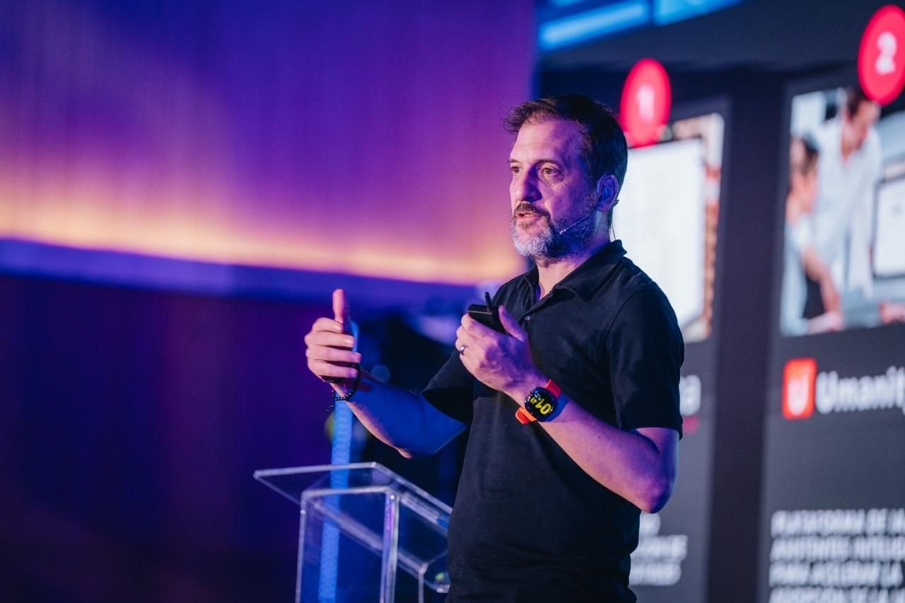 Rafa Torrijos dando keynote sobre Inteligencia Artificial en IT Masters Forum por NetMedia · Speaker IA en escenarios corporativos · Charlas cortas estilo TED