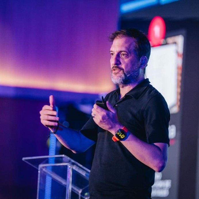 Rafa Torrijos dando keynote de Inteligencia Artificial para líderes empresariales en México